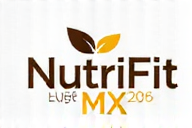 Persona leyendo un documento de privacidad en una tablet.